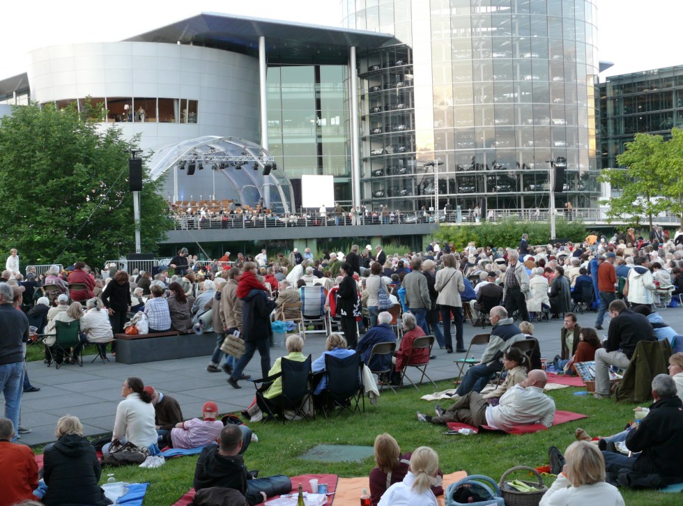 Klassik picknickt: Schsische Staatskapelle Dresden played in Glsernen Manufaktur