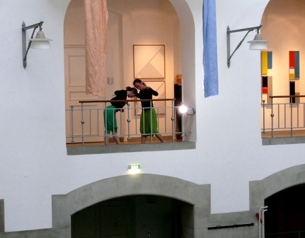 Cynthia Gonzalez and Teresa Hackel: dance improvisation to music by Johnny Gonzalez in Altana Galerie Dresden 